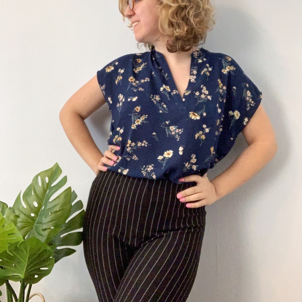 🌸 5 for $25🌸 Blue floral blouse